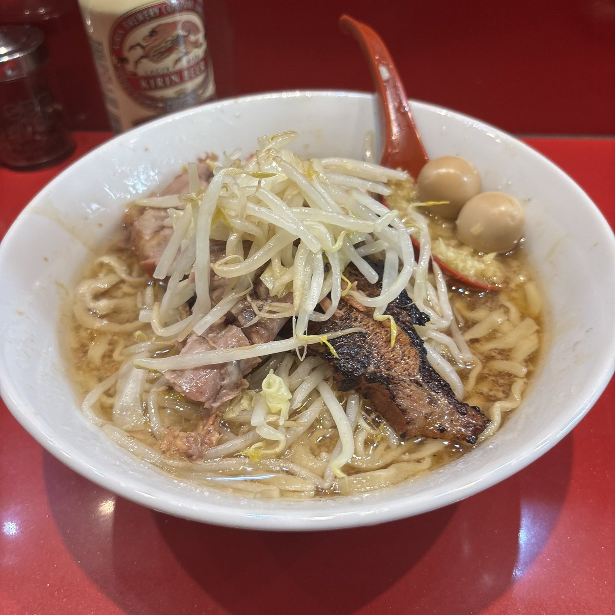 monz_jiro's tweet photo. 博店主さんとこでミニ🍜炙り🫚半分🦒🍺店主さん以下3人の高速オペ、約1時間待つのも全然苦にならず📖timeで。豚さん麺スープ三位一体となった一杯はホンマに旨い😄ご馳走様でした😋㊗️に東京に居れるのは有難いわ😊 https://t.co/aZ5C8imDXh