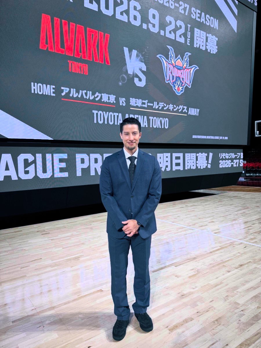 chrisnewtokyo's tweet photo. 今日9月22日、10年間積み重ね、紡いできた文化と歴史が、いま新たな扉を開こうとしています。

全国のバスケットボールファンが、この瞬間を待ち望んでいたはずです。

同時に、期待とともに、少しの不安を抱えながら今日を迎えた方もいるかもしれません。

いま、私たちは日本のバスケットボールが次のステージへ進む、その入り口に立っています。

B.LEAGUEが、日本だけで完結するリーグではなく、世界と地続きのリーグへ。

そして10年後。

日本の裏側にいるバスケットボールファンが、
「B.LEAGUE」を知っている。

そんな未来だって、決して夢物語ではないと思います。

前進あるのみ。

皆さんは、B.PREMIER最初のシーズンを目撃する、歴史の証人です。

選手、クラブ、そしてバスケットボールを愛するすべての人たちとともに、この新しい時代を歩んでいきましょう。

最後に。
すべての選手、クラブ関係者の皆さまの健闘と、素晴らしいシーズン、そして何より健康を心から願っています。

Let’s go. 🔥
We can change the basketball world. 🌍