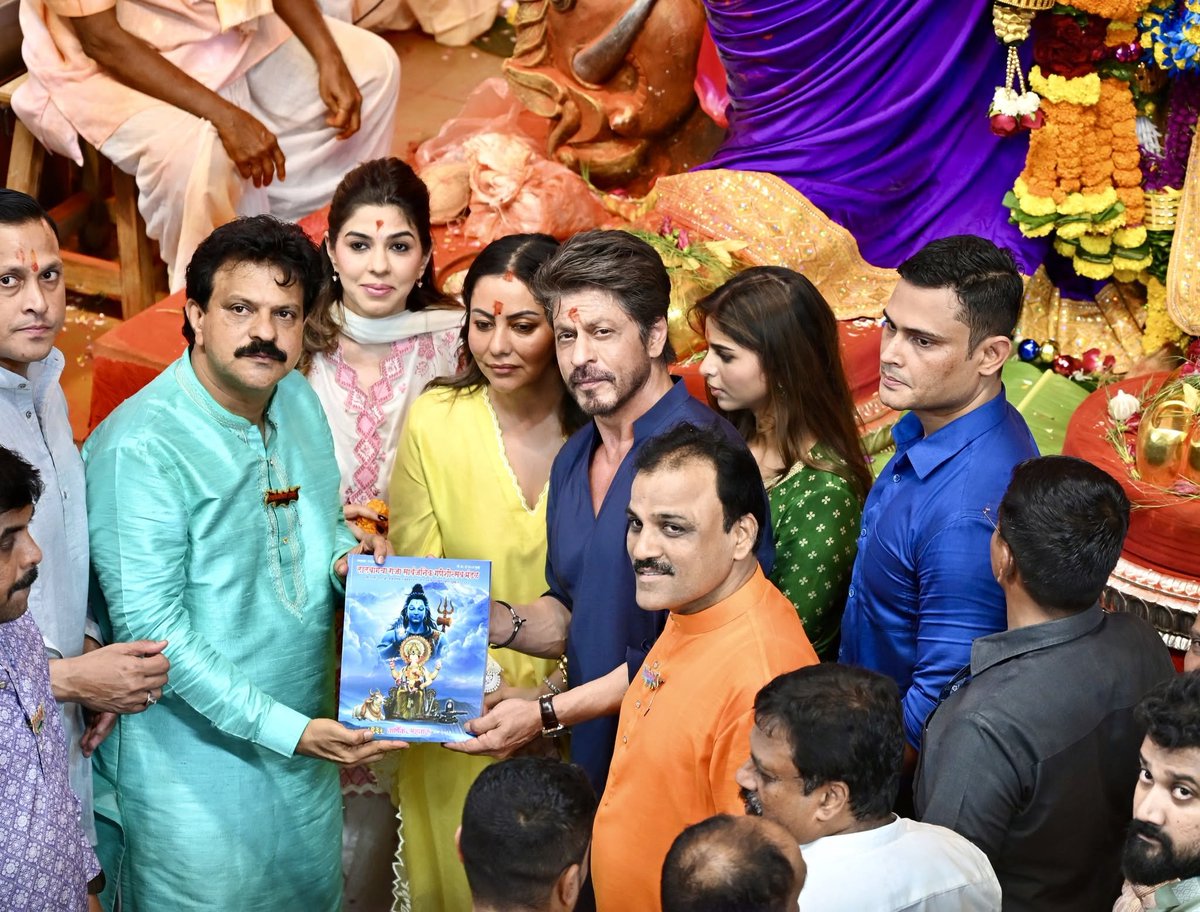 Suzenbabu's tweet photo. లాల్ బగ్చా రాజా గణేషుడిని
దర్శించుకున్న @iamsrk కుటుంబం.
#Shahrukhkhan #King #Lalbaugcha https://t.co/e1dJZaaWoS