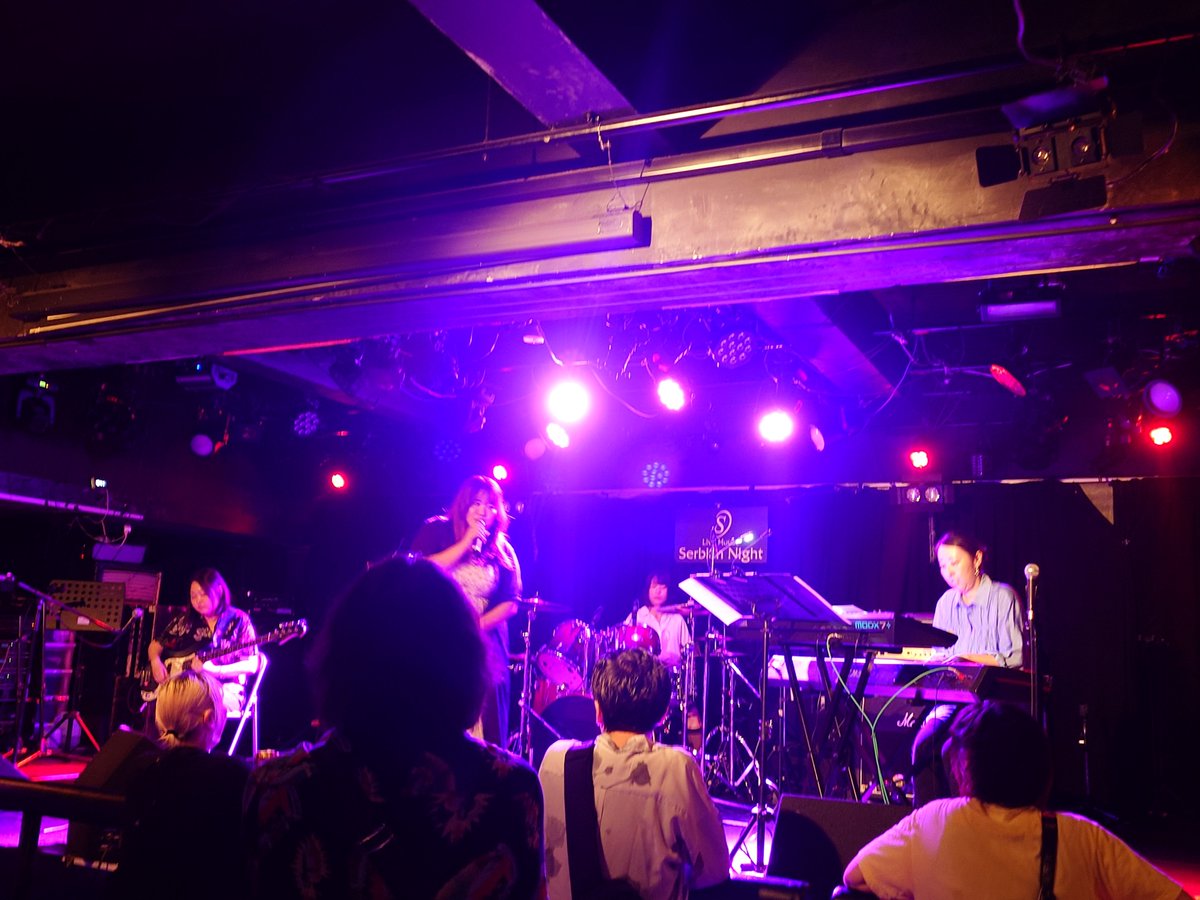 kuskususagi_'s tweet photo. かけもちえりこさん、こちらでも大活躍♡
キーボード・ベース・ドラムの楽器隊とボーカル構成ってかっこいい(*´>ω<`*)
聴き入ってしまいました♪
#GENGENFES https://t.co/Uv8gp8IIA9