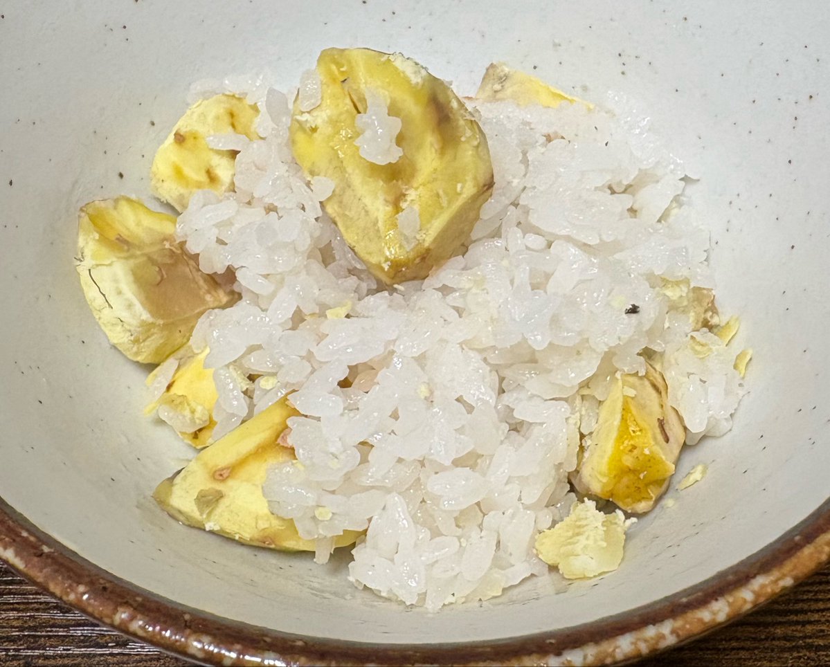 kinseiken_jp's tweet photo. 栗の季節になりました。

「油分が全く含まれない珍しいナッツ」なので和菓子には勿論のこと、油分の代わりに乳脂肪と合わせた際の爆発的な美味しさは知れ渡るところです。

また、でんぷんがシルクのようにきめ細かくお菓子が上品な口当たりにもなります。

それを全て無視して栗ご飯を食べました。 https://t.co/CNMlRSKeUP