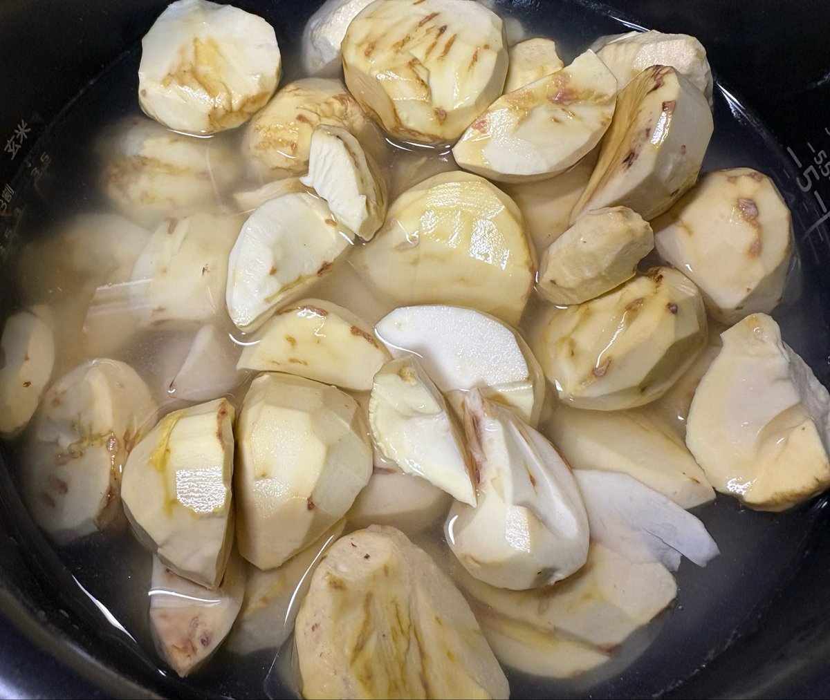 kinseiken_jp's tweet photo. 栗の季節になりました。

「油分が全く含まれない珍しいナッツ」なので和菓子には勿論のこと、油分の代わりに乳脂肪と合わせた際の爆発的な美味しさは知れ渡るところです。

また、でんぷんがシルクのようにきめ細かくお菓子が上品な口当たりにもなります。

それを全て無視して栗ご飯を食べました。 https://t.co/CNMlRSKeUP