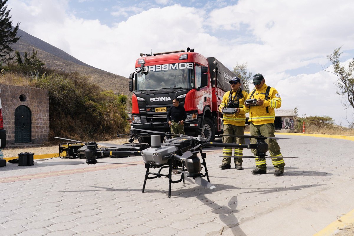 ECardenasVarela's tweet photo. El incendio forestal en el cerro Casitagua se encuentra controlado. 

Tras nuestra reunión de evaluación y diagnóstico, hemos tomado las siguientes decisiones:

✔️ Desmovilizaremos la base de operaciones y el Puesto de Mando Unificado

✔️ Optimizaremos medios aéreos (operaremos únicamente con el helicóptero institucional)

✔️ Desmovilizaremos el personal progresivamente, manteniendo concentrado al personal de nuestra brigada forestal

 ✔️ Mantendremos cualquier coordinación desde el Puesto de Comando liderado por el Jefe Distrital La Delicia

✔️ En 24 horas realizaremos una nueva evaluación

Desde #BomberosQuito seguiremos evaluando técnicamente este evento, hasta que el incendio sea liquidado en su totalidad.

#SalvamosVidas