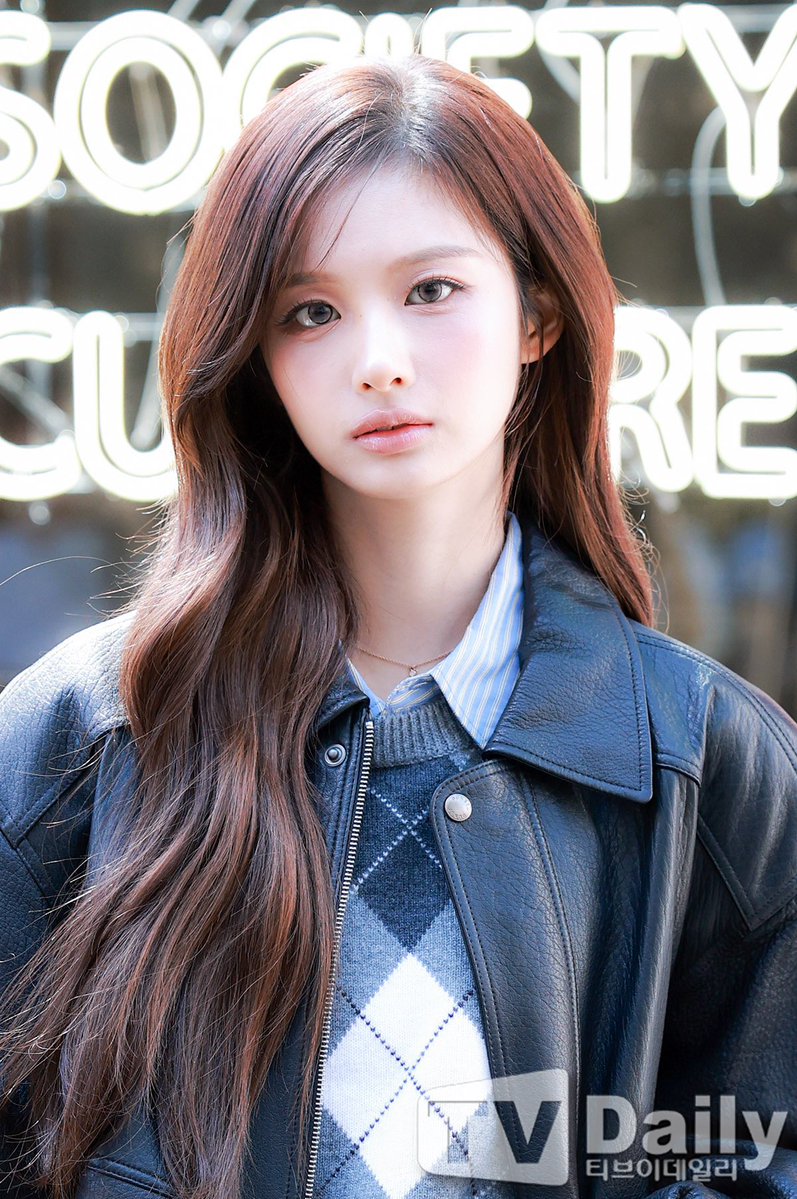 nmixxiee's tweet photo. NMIXX’s Sullyoon looks stunning for DUNST store opening in Seoul's Seongsu today. https://t.co/YqPb098aq9