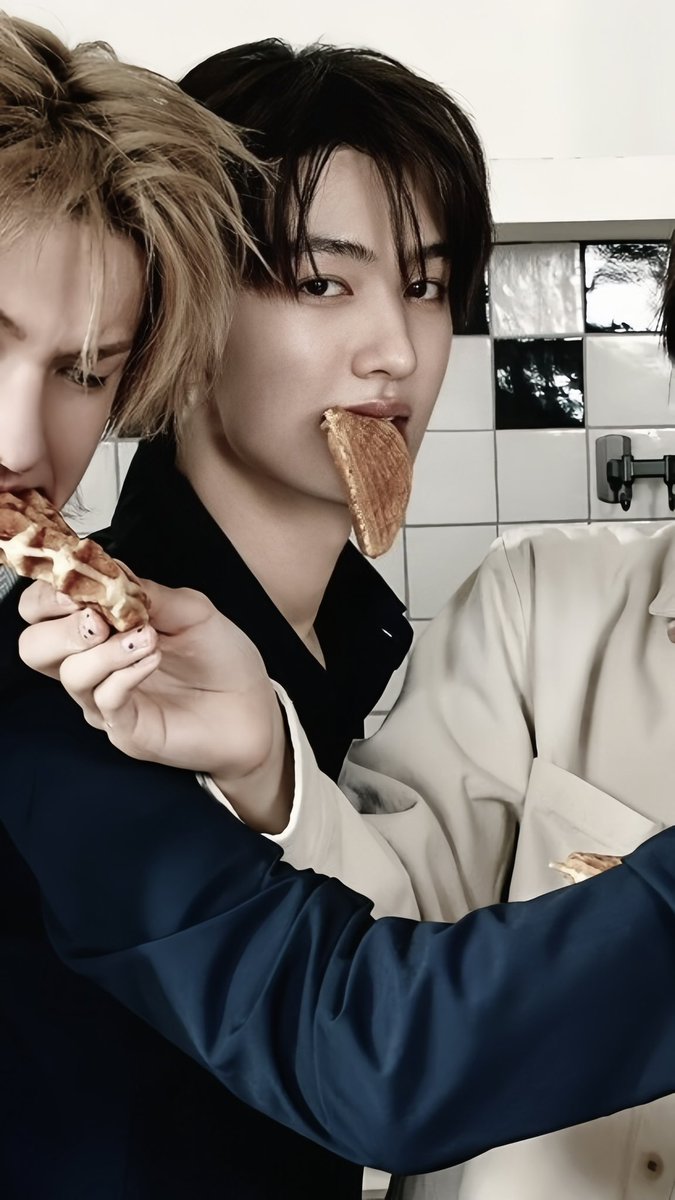 coertisify's tweet photo. EXCUSE ME???? EOM SEONGHYEON WITH THAT DAMN SHIRT!!??? https://t.co/9cXs1p8QfD
