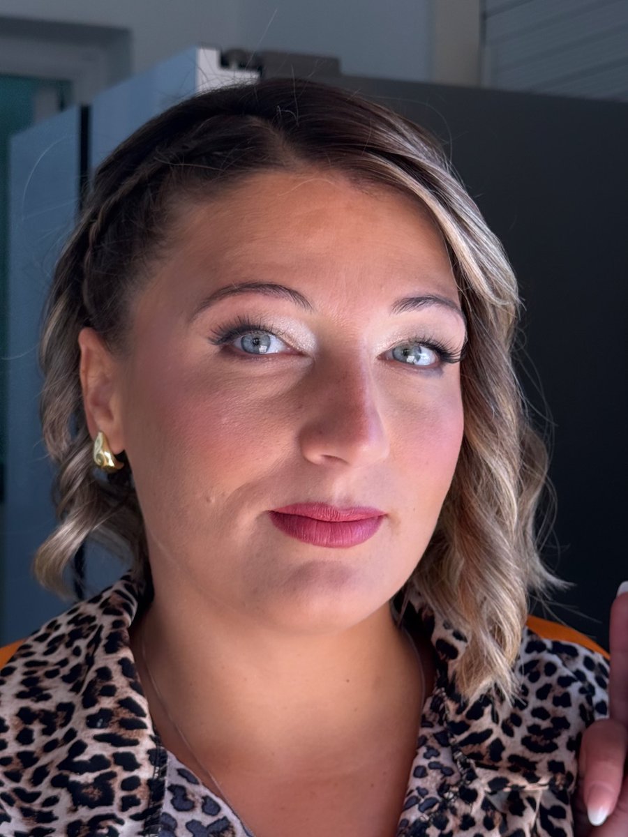 nataliemitfebk's tweet photo. ✨Rosy✨
Makeup for everyone

✨ SOFT GLAM | Elegance that enhances without transforming. For this look, Rosy chose a radiant complexion and defined eyes: a fresh, glowing base, champagne tones, statement eyeliner and lashes, finished with rosy https://t.co/fIYyeeIM3L