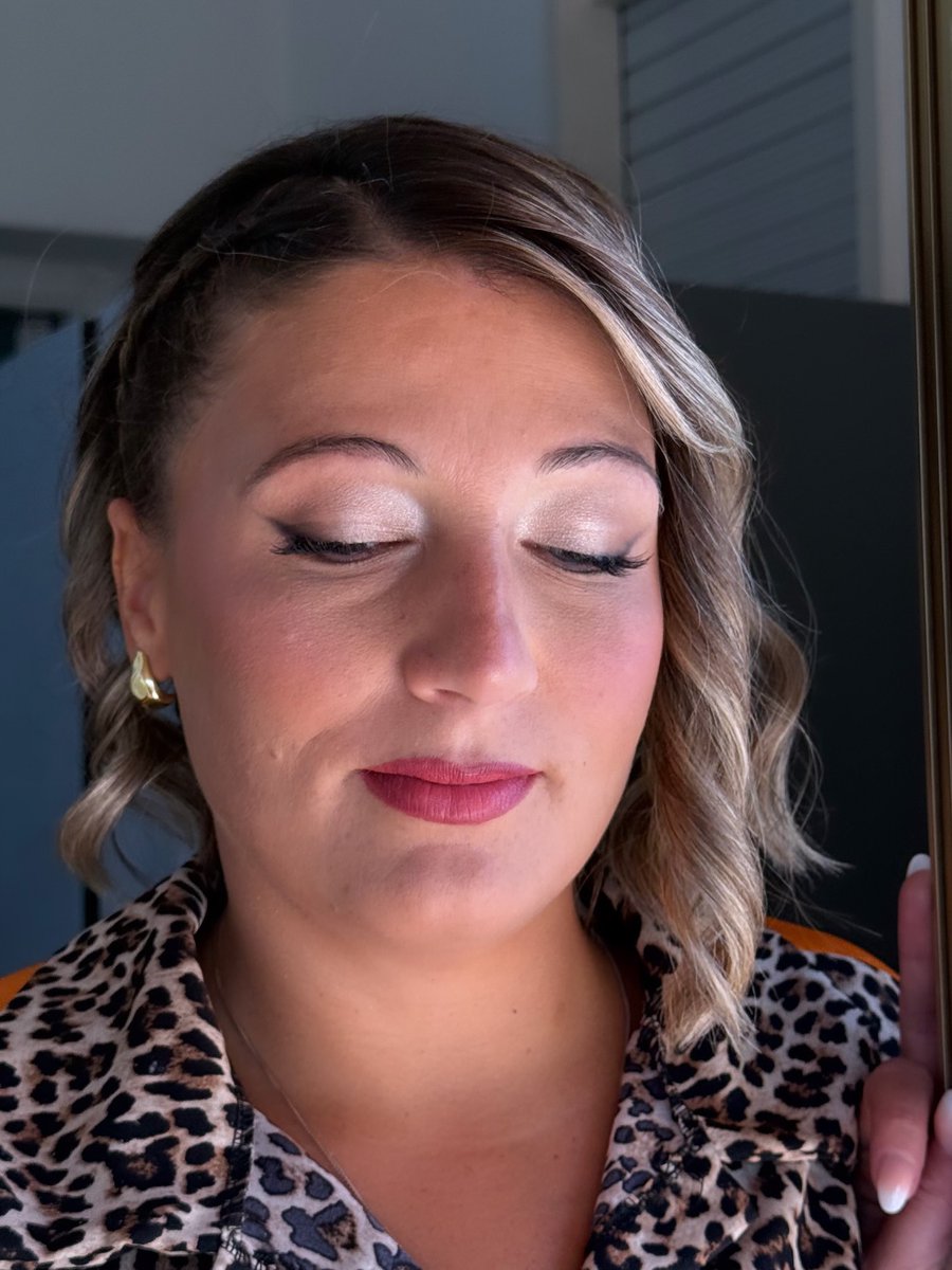 nataliemitfebk's tweet photo. ✨Rosy✨
Makeup for everyone

✨ SOFT GLAM | Elegance that enhances without transforming. For this look, Rosy chose a radiant complexion and defined eyes: a fresh, glowing base, champagne tones, statement eyeliner and lashes, finished with rosy https://t.co/fIYyeeIM3L