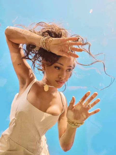 handsoffjess's tweet photo. and she SWEARS yellow looks bad on her (+more in the replies) https://t.co/sBUneTIWph