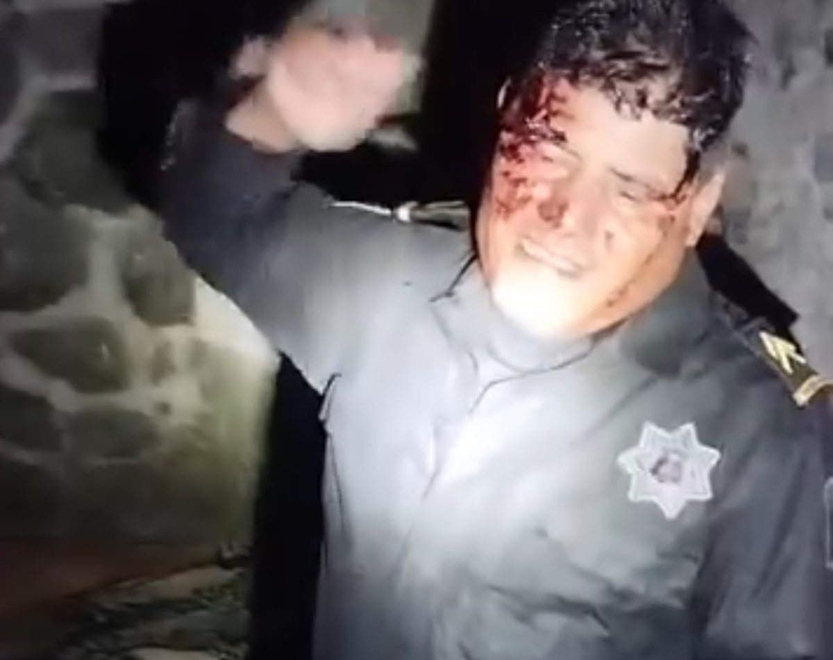 CuartaPlana's tweet photo. #Entérate | Policía estatal supera 60 horas retenido en San Dionisio #Ocotepec; Gobierno apuesta al diálogo para liberarlo
#JaimeGUERRERO | https://t.co/MInwnPyogN
El policía estatal Antonio Monterrubio supera las 60 horas retenido en San Dionisio Ocotepec y permanece por tercer día consecutivo bajo custodia de la comunidad, mientras el Gobierno de Oaxaca mantiene el diálogo con autoridades municipales, la asamblea y liderazgos para lograr su liberación sin recurrir al uso de la fuerza.
El secretario de Gobierno, @jesusromerooax, afirmó que la prioridad es preservar la integridad del uniformado y de los habitantes, por lo que delegados de Paz y funcionarios estatales mantienen las negociaciones para alcanzar un acuerdo.
“Voluntad hay. Queremos preservar su integridad y la del pueblo; no son nuestros adversarios”, sostuvo.
Monterrubio, policía segundo e integrante de la patrulla 2371, fue retenido durante la madrugada del sábado 19 de septiembre, luego de una confrontación entre elementos estatales y topiles de San Dionisio Ocotepec.
Durante los hechos resultó lesionado el topil Oliverio Martínez García, quien presentó un rozón de bala y fue reportado estable. Hasta ahora no existe una reconstrucción oficial definitiva que establezca quién inició la confrontación o realizó los primeros disparos.
Romero López aseguró que el elemento retenido se encuentra en buen estado de salud y reconoció que pudo existir una falta de comunicación con la autoridad municipal antes del despliegue policial.
Explicó que la presencia de la Policía Estatal respondió a reportes de asaltos y a la necesidad de reforzar la vigilancia entre San Dionisio Ocotepec y la zona colindante con Ocotlán.
Sin embargo, el responsable de la política interna advirtió que las diferencias derivadas del operativo no justifican mantener privado de su libertad al uniformado.
“Se están cometiendo delitos. No pueden condicionarse las demandas de una comunidad a la privación de la libertad de una persona”, señaló.
Entre los planteamientos de la comunidad se encuentran necesidades de seguridad, incluida una patrulla y un arco de vigilancia, además de la petición de que los policías involucrados en el incidente acudan a ofrecer una disculpa.
Romero López negó que exista formalmente una exigencia de un millón de pesos en efectivo para liberar al policía.
El Gobierno estatal manifestó disposición para revisar las demandas comunitarias, pero insistió en que su atención no puede estar condicionada a la retención del elemento.
Desde el sábado, el comisionado de la Policía Estatal, Francisco Santiago García, y personal de la Secretaría de Gobierno han intervenido en las negociaciones. La Coordinación de Paz también participa para evitar que el conflicto escale.
Romero López llamó a la asamblea y a las autoridades municipales a permitir la liberación del policía mediante un acuerdo pacífico.
Hasta la noche de este lunes no se había establecido una hora para su liberación, mientras Monterrubio superaba las 60 horas retenido en San Dionisio Ocotepec.
#Noticias @GobOax @SSPC_GobOax @FISCALIA_GobOax @jaimeguerrero08