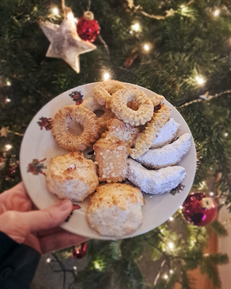 Quellyzinha's tweet photo. Nikolaustag 🎅
приехали к родителям в Заарланд с пред-рождественским визитом) отогреваться Sektchen (дословный перевод - шампусик)) и ужином от Инге. оказывается, она поставила наше фото в рамочке с самого первого моего визита 🥹 а на стене висит https://t.co/FSFWaEZtMe