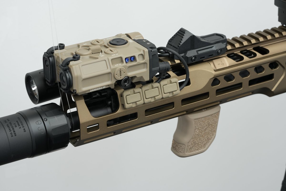 DIVE_airsoft's tweet photo. ／
  人気のMCX11.5inを実用重視カスタム🔥
＼

Salvo Precision
『MCX Spear LT 11.5in GBB Coyote』をセットアップ

DFCOスタイルのパーツで自然に構えやすく！

UH-1タイプで視認性を高めWCKで配線周りもすっきりまとめた一丁

▼ 各種アタッチメントの購入はこちら
https://t.co/HfGxkgscIT

#サバゲー #エアソフト #DIVE