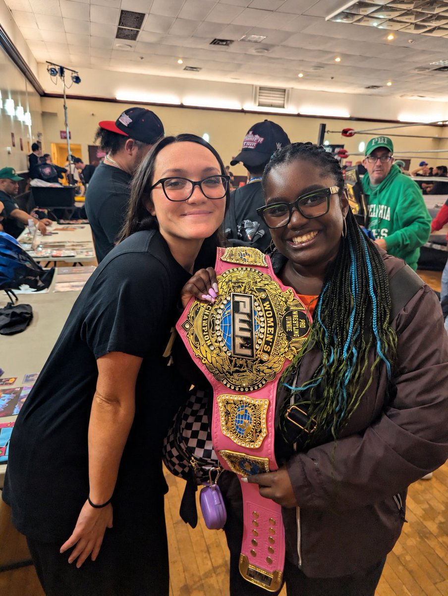 Junheesangel_'s tweet photo. My first PWJ show was amazing and I finally got to meet @ItsIzzyMania,  I'm so unbelievably proud of how far she has come and I can't wait to see all the places she is gonna go 💜 she is gonna go all the way #ToTheStars 💜💜 @PWJCARDS #PWJ https://t.co/BgPQG7SWJT
