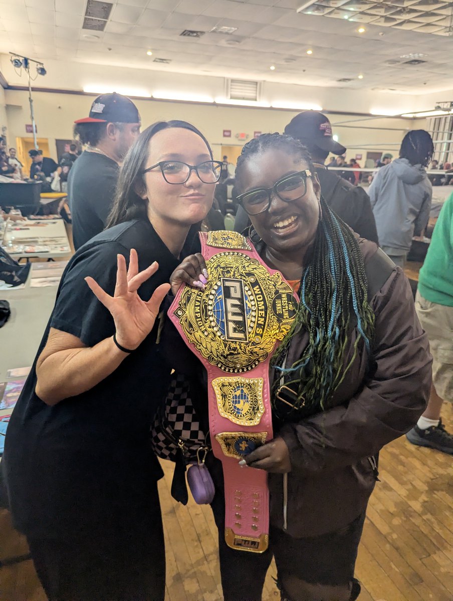 Junheesangel_'s tweet photo. My first PWJ show was amazing and I finally got to meet @ItsIzzyMania,  I'm so unbelievably proud of how far she has come and I can't wait to see all the places she is gonna go 💜 she is gonna go all the way #ToTheStars 💜💜 @PWJCARDS #PWJ https://t.co/BgPQG7SWJT