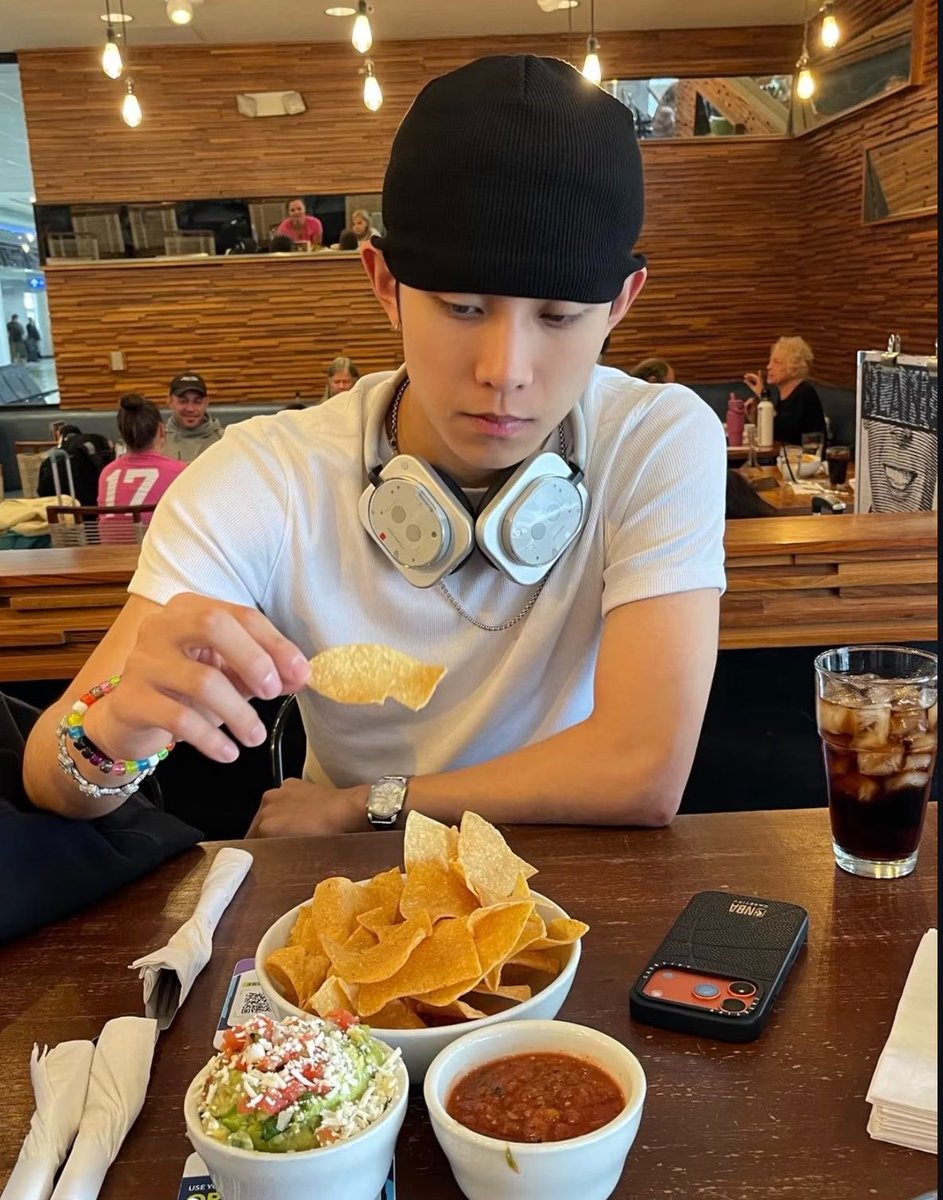ryulshots's tweet photo. he’s so boyfriend https://t.co/3QiABgWF5U