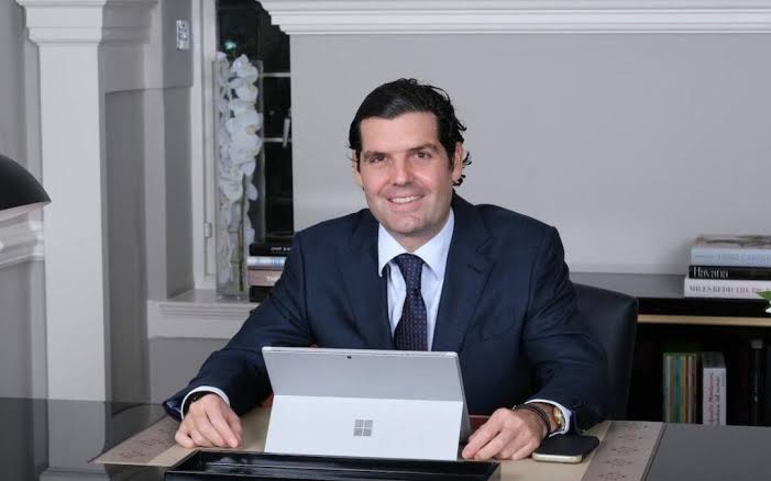 lagranaldea's tweet photo. Negocios con Irán, concesiones oficiales y nexos románticos: los operadores del Rodrigato sobrevivieron a purgas y escándalos. La gran incógnita: bajo la nueva tutela de Washington, ¿mantendrán su trono o serán desplazados por figuras como Alejandro Betancourt?

🔗 https://t.co/rCUbuj7RQY