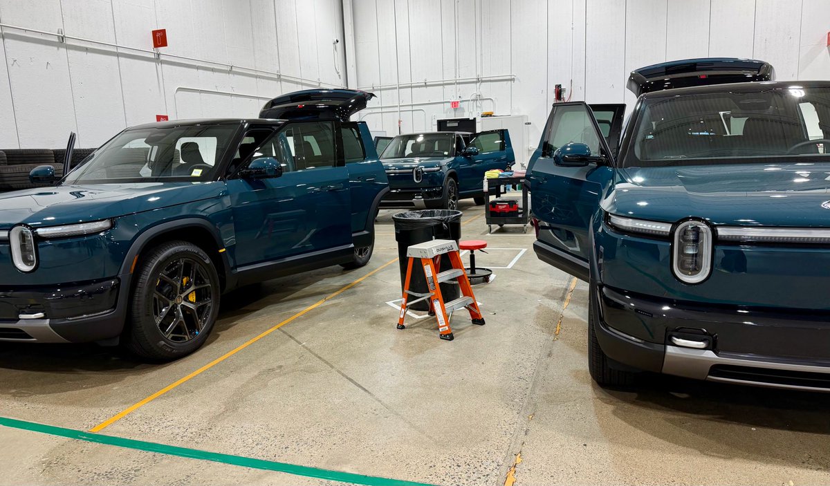 Rivian_DD's tweet photo. Rivian's deliveries have picked up sharply heading into quarter end.

Staff are reportedly being flown in from other locations, some delivery centers are now open seven days a week, and the busiest are handing over around 50 vehicles on peak days

$RIVN https://t.co/Q56zijzN56