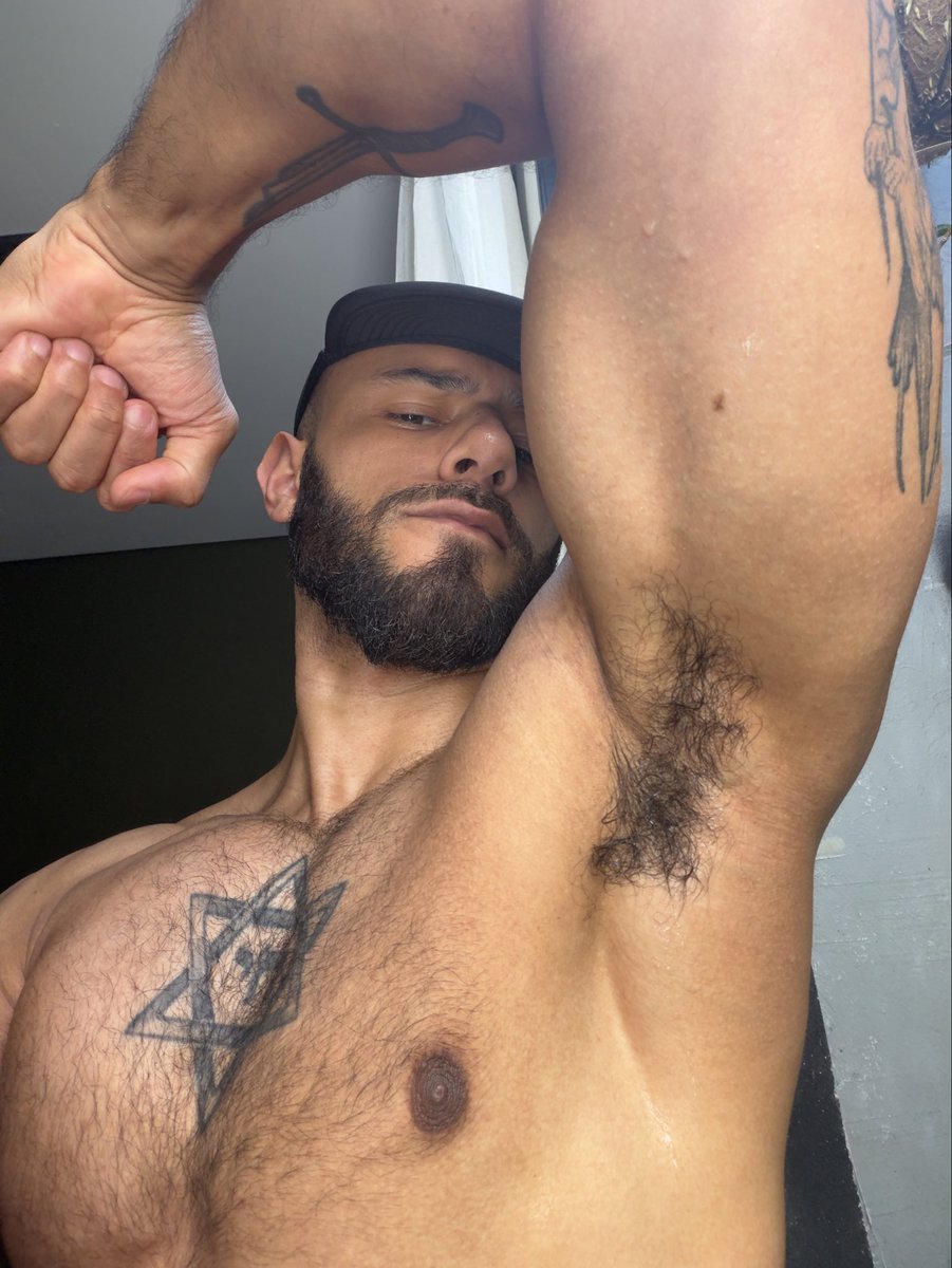 AlphaPitter's tweet photo. You're going to lick my sweaty armpit as if your life depended on it https://t.co/eAneNqEebk