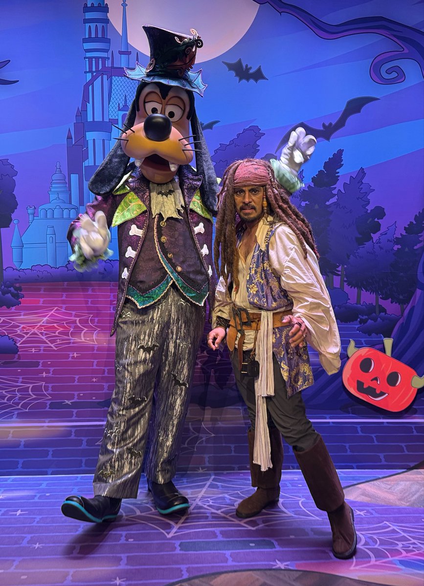 disney_jack's tweet photo. ドローイングクラスグリーティングはミッキー、ミニー、グーフィーに行きました😄
残りプルートだけです🐶
今日会えるといいなぁー😄 https://t.co/DwLuCXBtsB