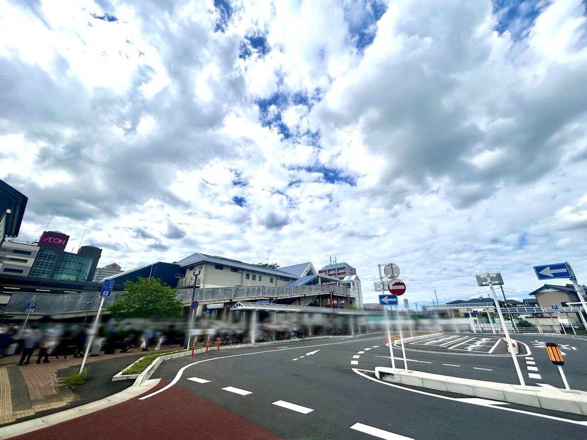 machinami_pp's tweet photo. 千葉の鎌取駅前の様子
台風25号の影響で、外房線が全線運転見合わせとのことで、お店の前に、バス待ちの方の長蛇の列ができております。
みなさま、お気をつけて一日お過ごしください。早めの行動がおすすめです。 https://t.co/EqZ9Tqlgv1