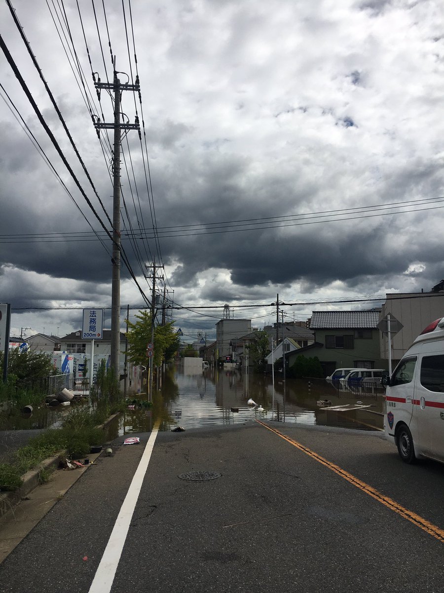 JF5OFRNU700McUw's tweet photo. さくら胃と腸のクリニック前から表町方面も酷い冠水の為に通行ができません

なお、写真にもあるようにこの先でトラックが水に浸かっていました

また、救急車はこの先で救急要請があったみたいですが、冠水の為に現場に辿り着けず待機しているようです https://t.co/An9ykLT1NX