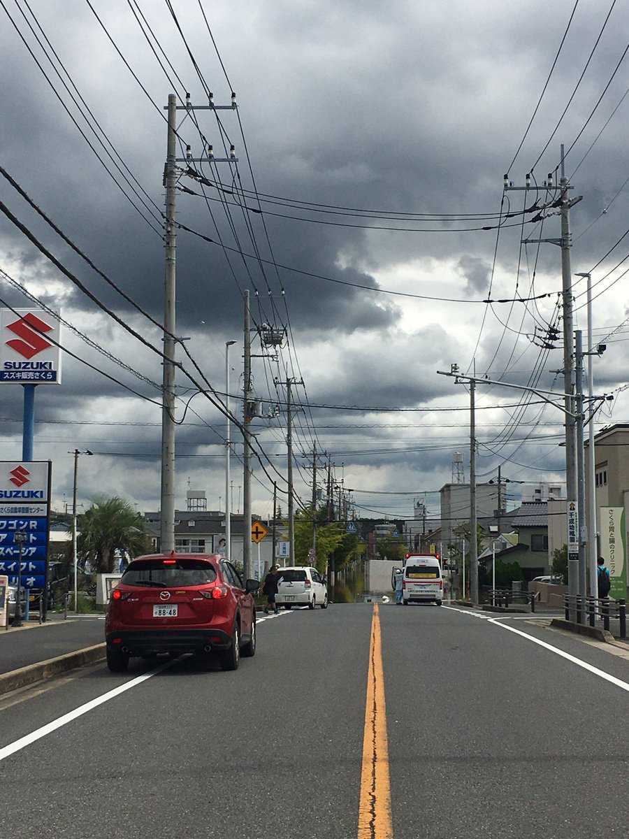 JF5OFRNU700McUw's tweet photo. さくら胃と腸のクリニック前から表町方面も酷い冠水の為に通行ができません

なお、写真にもあるようにこの先でトラックが水に浸かっていました

また、救急車はこの先で救急要請があったみたいですが、冠水の為に現場に辿り着けず待機しているようです https://t.co/An9ykLT1NX