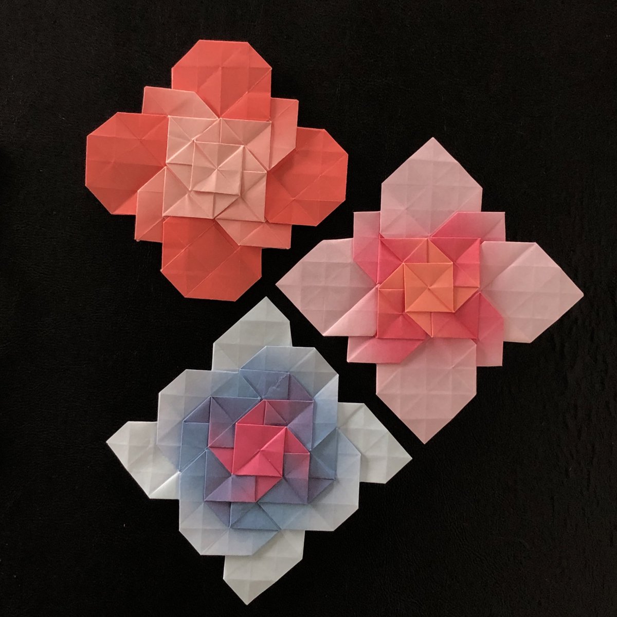 OrigamiRiko's tweet photo. #あじさい折り
#折り紙
#origami
#origamitessellation 
似たようなの続いててすみません https://t.co/4jYmoNjk5i
