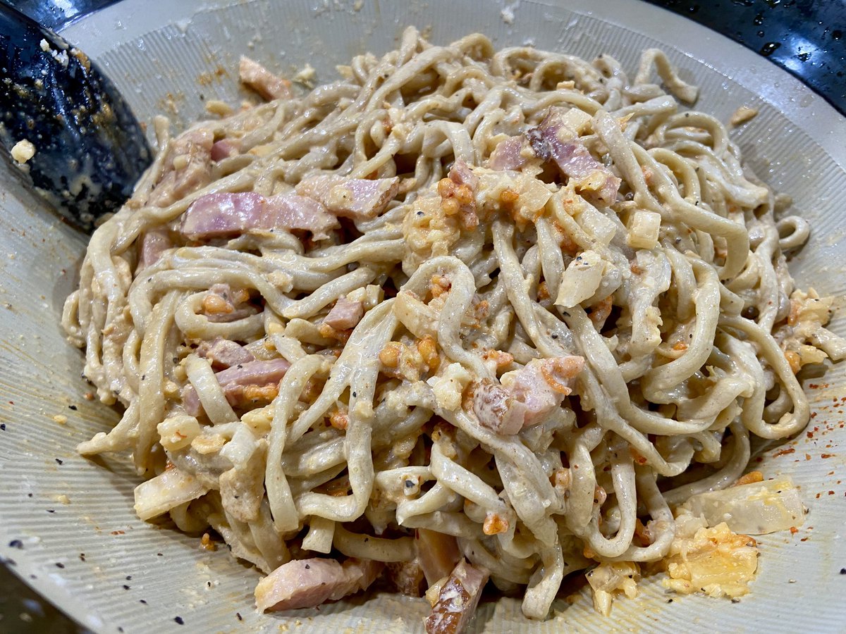 torimenoseinen's tweet photo. ラーメン鷹の目 明大前店
【限定】冷やしカルボナーラ＋100円券(600g)
ニンニク、辛揚げ、粉チーズ、フライドオニオン(フォロワーサービス)

台風一過で暖かくなったので鷹の目の冷やし。

すり鉢で食べやすかった。

ごちそうさまでした。 https://t.co/0y2EokMgeo