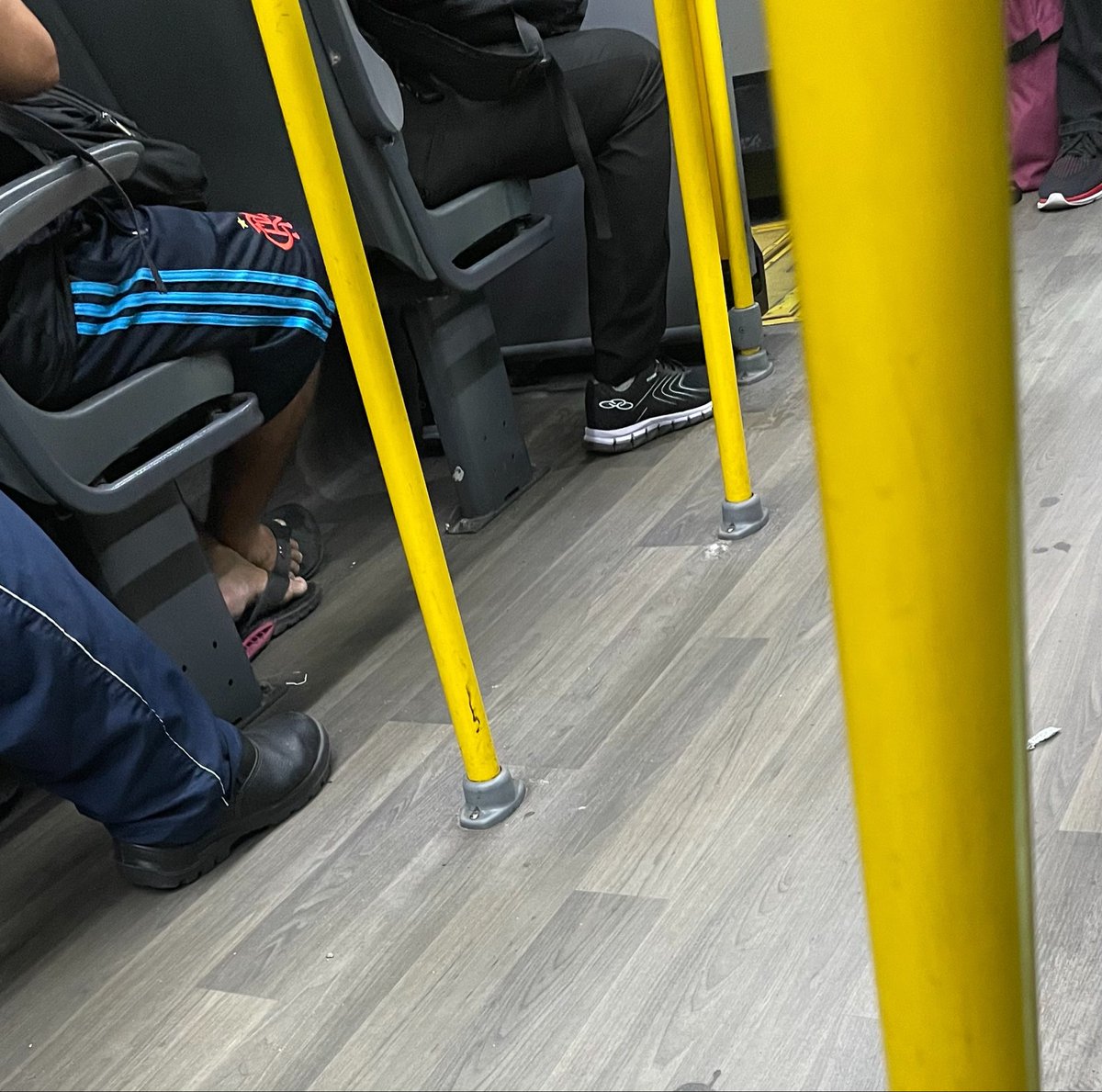Futebolnorio's tweet photo. “Quero saber de Brasil, cara. Eu sou Flamenguista, não sou Brasil”

“Brasil não ganha nada. Flamengo ganha. AINDA ME DEU BRAHMA DE GRAÇA”

Rola esse diálogo, exatamente nesse momento, direto do BRT, padrinho kkkkk https://t.co/K6wqJu4Jgl