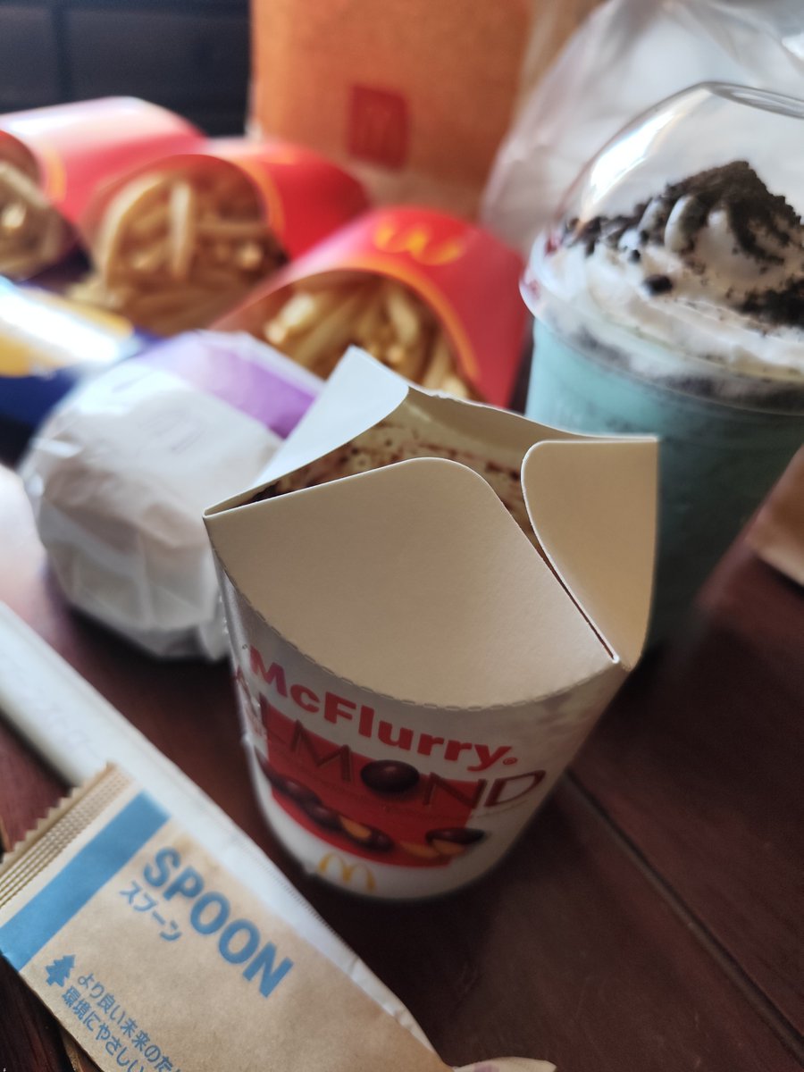 HKRsub's tweet photo. お目当てはマックフルーリーだったがマックへ行くといつもバク食いになってしまう https://t.co/eVsNXZYdFe