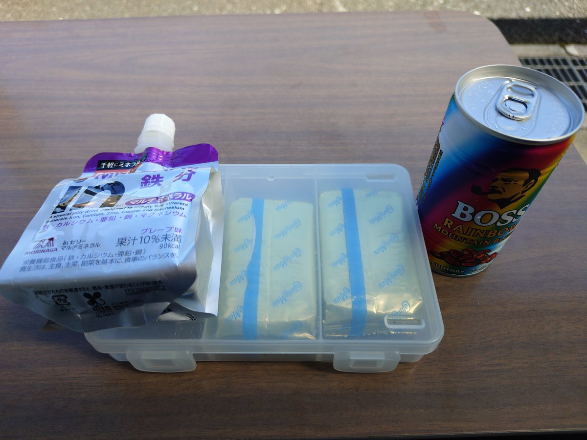 chocolateplate0's tweet photo. 昼飯なんざコレで十分。

カロリーメイトバニラ2ブロック
ウィダーインゼリー鉄分1つ
ボスレインボー1缶 https://t.co/bDHdloqjhH