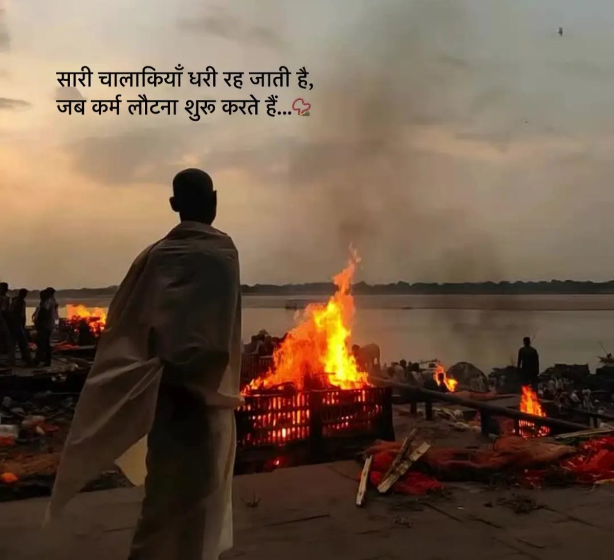 KavyaKutir's tweet photo. सारी चालाकियाँ धरी रह जाती है,
जब कर्म लौटना शुरू करते हैं...

#सुप्रभात https://t.co/pUj3tgmJuV