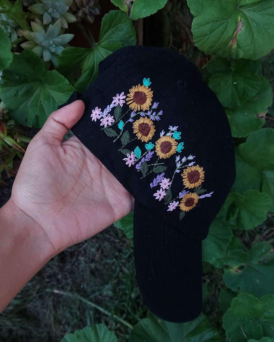 38195892's tweet photo. Dale un toque floral a tu estilo con esta gorrita personalizada, bordada a mano con flores. Añade naturaleza a tu outfit y destaca con el accesorio perfecto para amantes de la moda y las flores. https://t.co/GOLbLSybj5