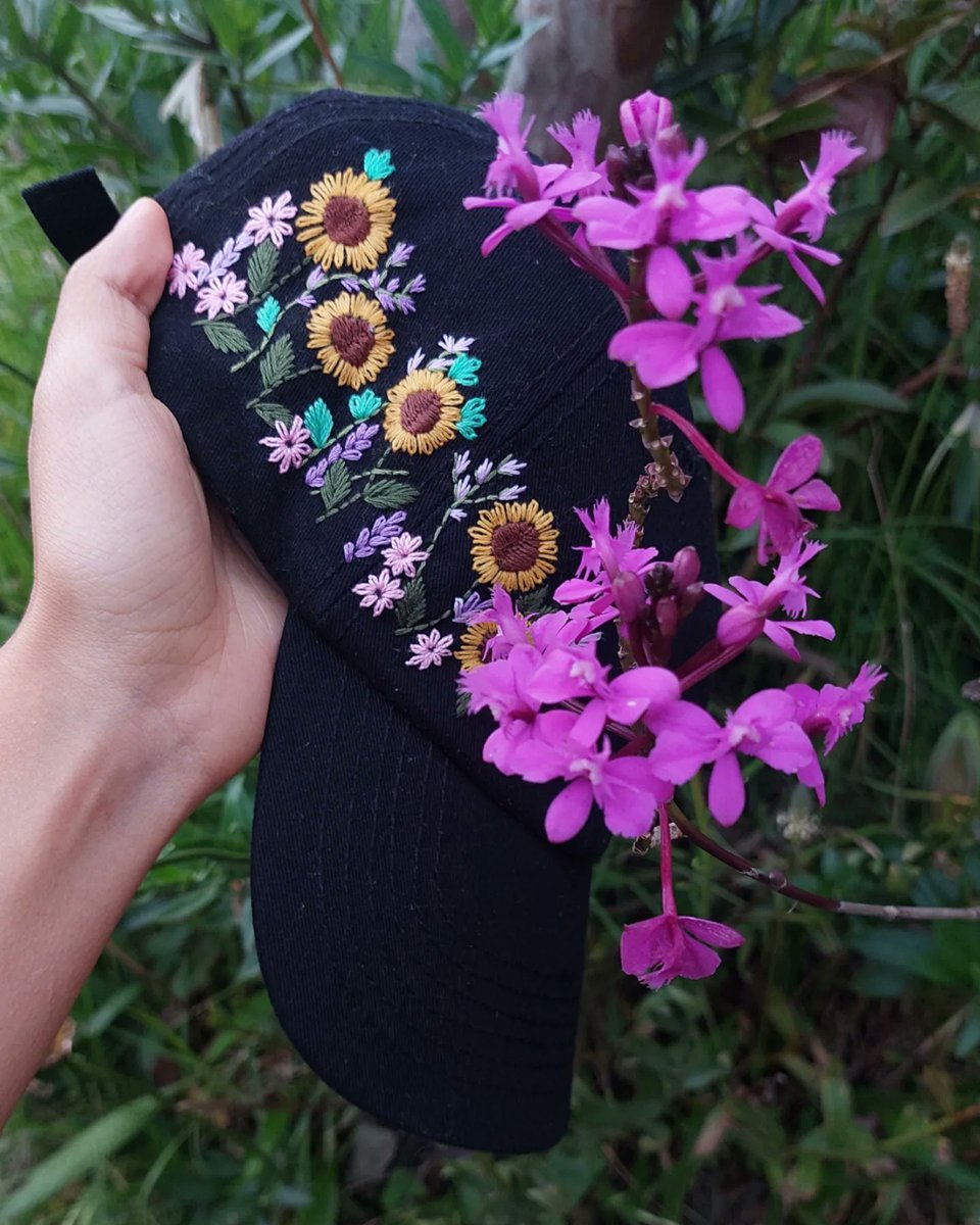 38195892's tweet photo. Dale un toque floral a tu estilo con esta gorrita personalizada, bordada a mano con flores. Añade naturaleza a tu outfit y destaca con el accesorio perfecto para amantes de la moda y las flores. https://t.co/GOLbLSybj5