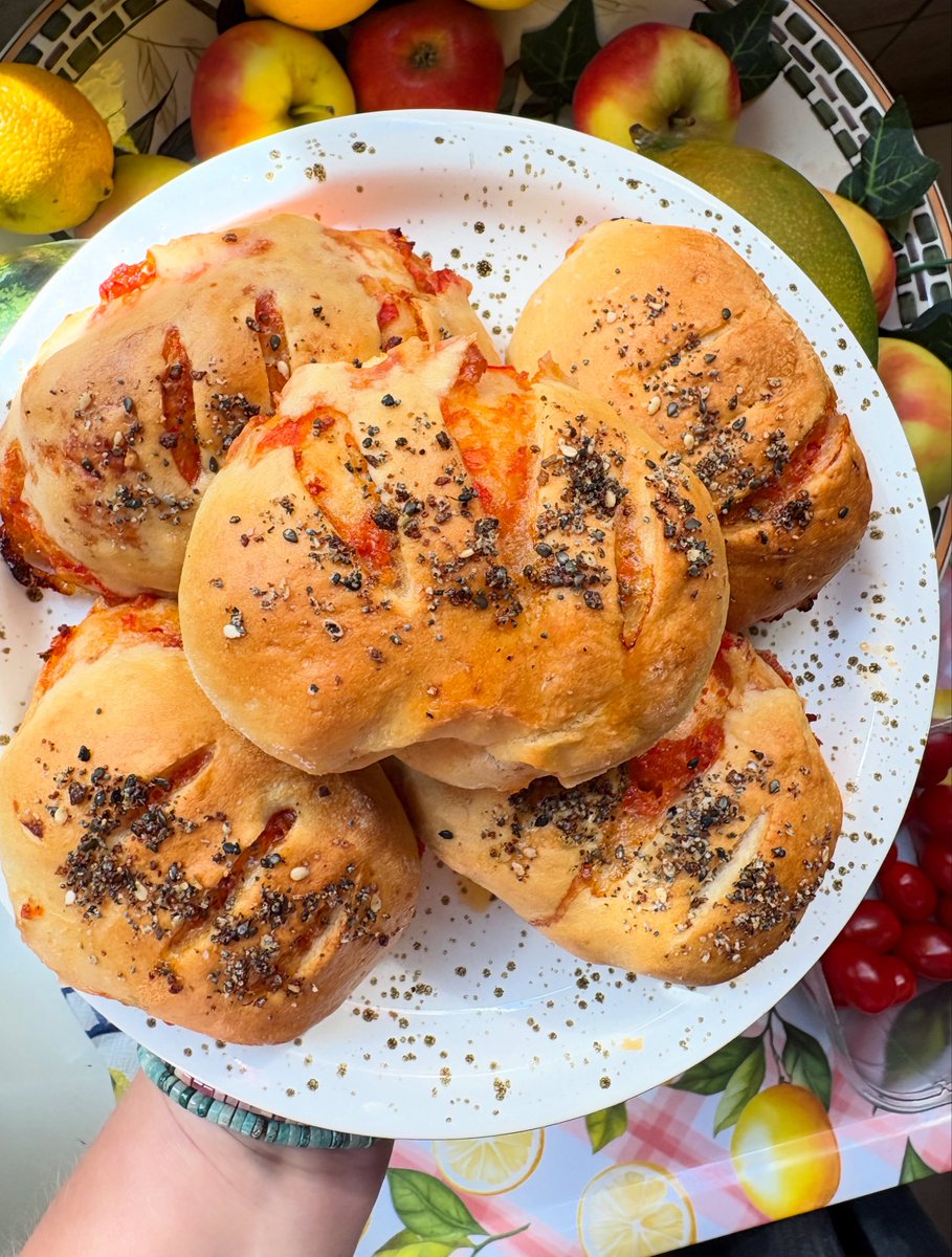 sofialee5n4shq0's tweet photo. Lekkere broodjes bakken

Normaal maak ik dit recept met chorizo, maar die was niet meer goed. Omdat het deeg al klaar was en ik niet de deur uit wilde, ging ik creatief door de koelkast. Ik vond salami en een half fuetworstje en vermengde die met https://t.co/f2xrYCLTTY
