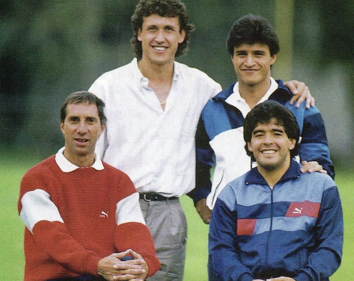 DiegoArchives's tweet photo. JORGE VALDANO: "Estábamos en Berlín esperando un partido con Argentina y Bilardo insistía en la necesidad de entrenar la técnica y, como las obsesiones nunca se quedan cortas, repetía sin parar que un jugador argentino tenía que vivir con la pelota en los pies:iMañana, tarde y noche, siempre con la pelota', decía. Días repitiendo lo mismo.
Después de escucharlo, Diego salió de su habitación dominando una pelota y haciendo jueguitos. Tomó un ascensor en el que siguió haciendo jueguitos, llegó al comedor, se sentó y la pelota seguía sin caerse mientras picoteaba el pan. Bilardo entró, lo vio y con una sonrisa de oreja a oreja se llenó de razón: '¿Ven?
Por eso es Maradona'"