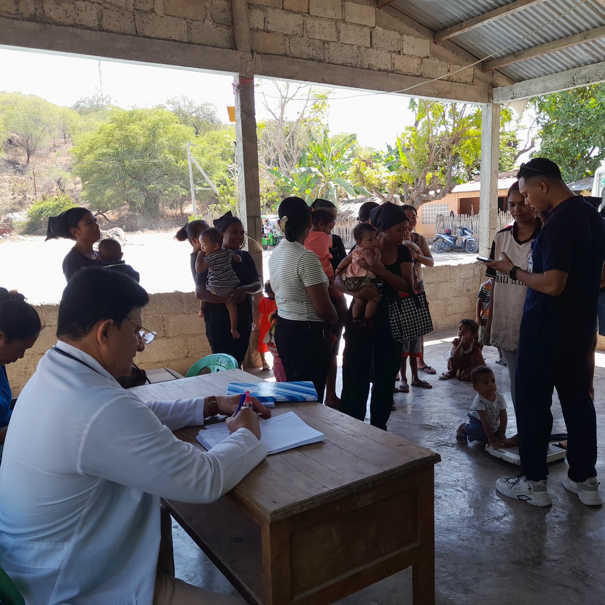 CubacooperaTlm's tweet photo. Dr.Luis Enrique Ferrer Rosales Esp MGI de la BMCTL del Municipio Manatuto Brinda atención médica integral con Solidaridad y humanidad a paciente timorense en sisca Carlilo porque #cubacoopera #cubaesSalud #CubaNoEstáSola #CubaNoSeRinde https://t.co/bB4r440e6I
