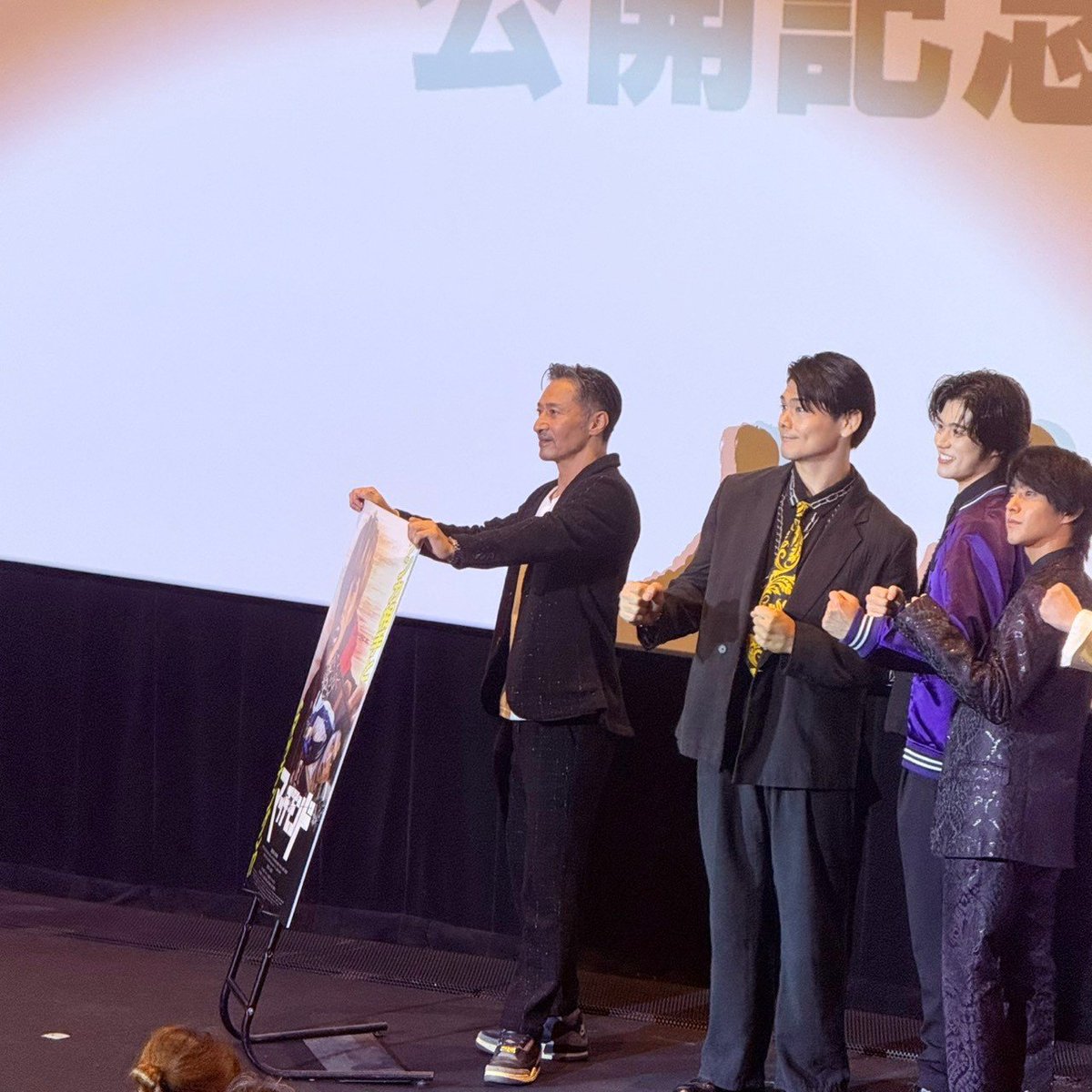 kurumirisu07's tweet photo. ②
・私は姿勢の良い人…山口さんが好きだ

・友達と2回連続で観れたの楽しすぎた🥳

・友達パワー！
これだけ集まればハンバーガーセットも召喚できる✨

・ジャッジアクスタの商品化を3人で妄想した結果「鉄爪」に決定😉
ランウェイ塩屋も捨てがたい
本丸園元ネタ店で出禁の村瀬は私達の愛され枠♥️ https://t.co/lKRi08OWpC