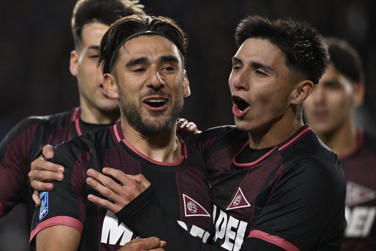 clublanus's tweet photo. Eduardo Salvio y Gonzalo Lobos, los goleadores de la noche en La Fortaleza.

Categoría 1990 y categoría 2007 del Club Atlético Lanús. Dos generaciones diferentes criadas en #CabreroYGuidi 🇱🇻 https://t.co/eI8GMGHv7A