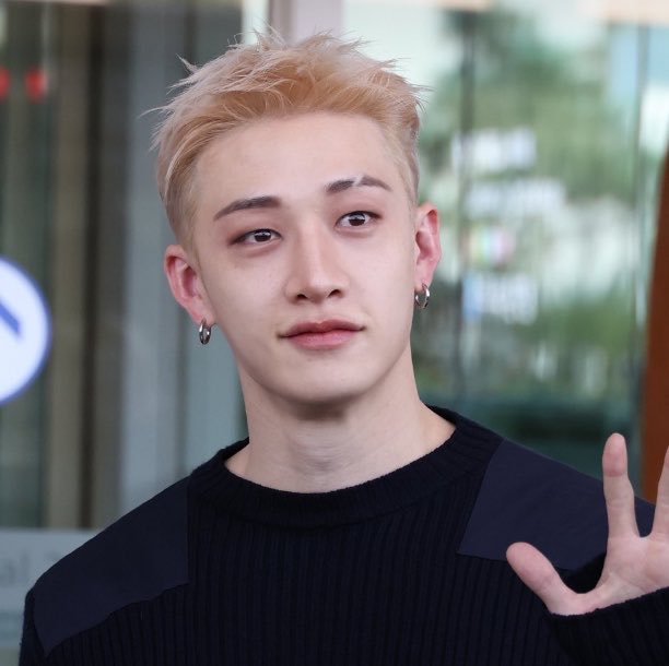 hyunkitte's tweet photo. O CHAN TÁ MUITO LOIRO PQP ELE ACEITOU QUE NASCEU LOIRO, A SOBRANCELHAAA 

#BANGCHANxFENDI https://t.co/Ugn433Vb25