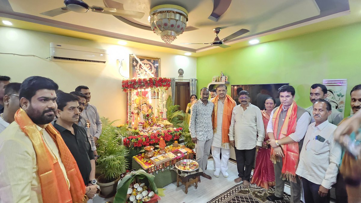 shyamkumarbarve's tweet photo. गणेशोत्सवानिमित्त लोकसभा मतदारसंघातील विविध गणेश मंडळांना तसेच घरोघरी विराजमान झालेल्या श्री गणरायाचे दर्शन घेण्याची संधी लाभली.
या प्रसंगी गणेशभक्तांशी संवाद साधत सर्वांना गणेशोत्सवाच्या मनःपूर्वक शुभेच्छा दिल्या.
श्री गणरायाच्या कृपेने सर्वांच्या जीवनात सुख, समृद्धी, आरोग्य आणि आनंद नांदो, हीच बाप्पाचरणी प्रार्थना!

#ganeshotsav #ganeshutsav #ramtekloksabha #shyamkumarbarve