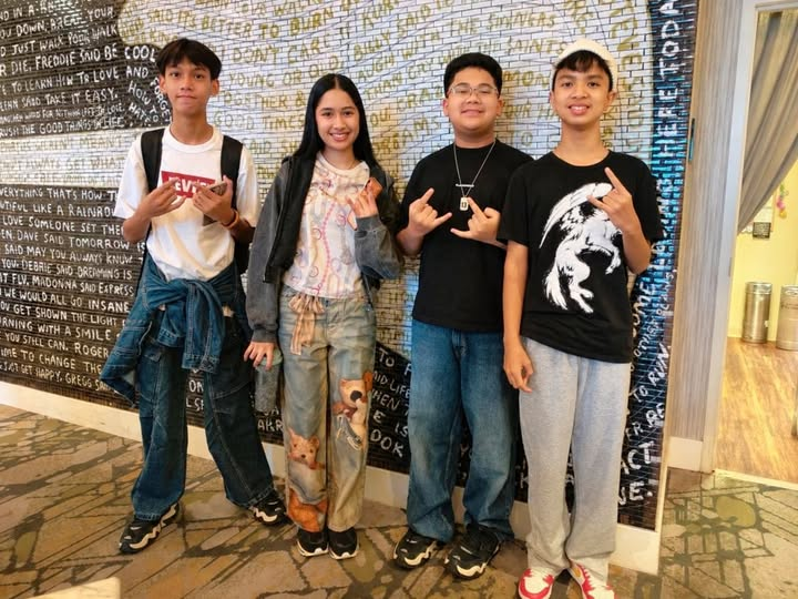 oudoudT's tweet photo. ครบทีม Ozone 
Chopper • Nene • Boon • MK 🤘
น่ารัก ง่ะ 
#เนเน่ #เนเน่รอยัล 
#NeneRoyal 
#neneroyal #ozonemusic 
#NeneRoyalMusic https://t.co/lEclnWo15f