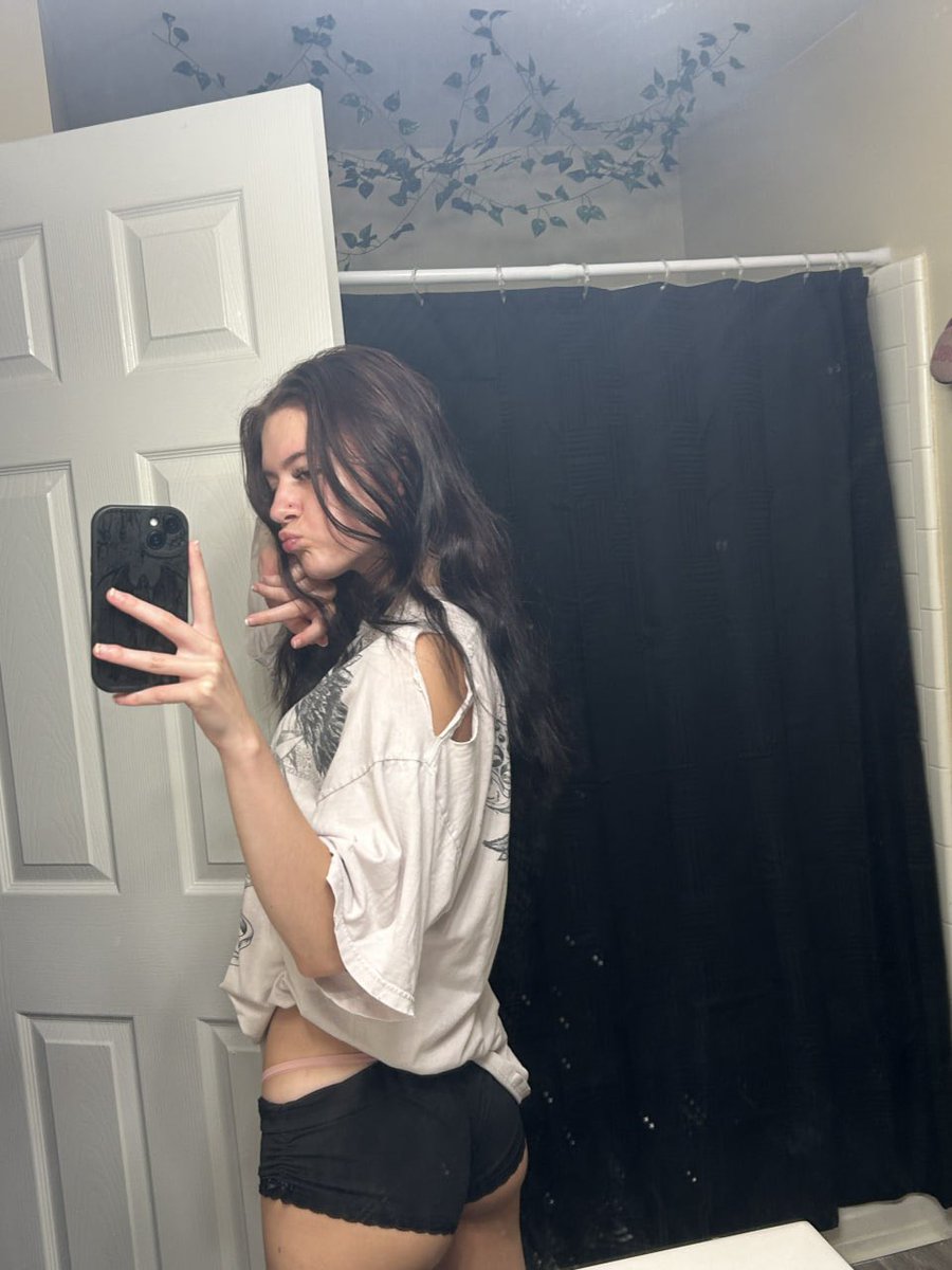 hannah88_11's tweet photo. its not hard to get ur attention, see https://t.co/xhLwzLU990