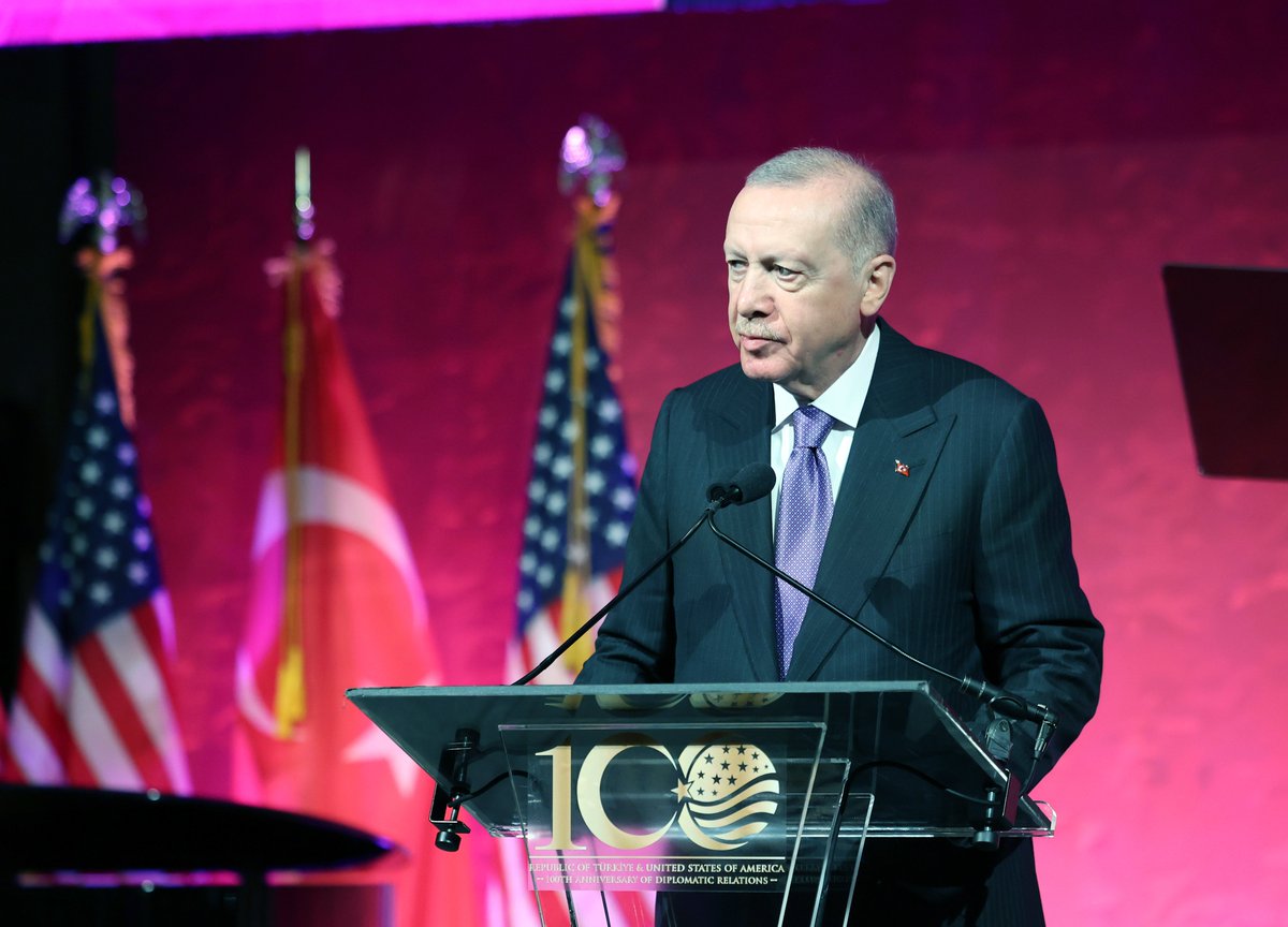 RTErdogan's tweet photo. “100 Yıllık Dostluk: Türkiye-Amerika Birleşik Devletleri” etkinliğinde Türk-Amerikan toplumunun kıymetli üyeleriyle, Türk ve Amerikan iş dünyasının değerli temsilcileriyle bir araya geldik. 🇹🇷🇺🇸  

Türkiye-Amerika iş birliğini çok daha ileriye taşımaya yönelik çabalarımıza bugün bir arada bulunduğumuz Kongreden, iş ve akademik çevrelerden, kültür-sanat dünyasından Amerikalı dostlarımızın katkılarını takdirle karşılıyoruz.

Amerika’da yaşayan vatandaşlarımızın bir yandan ülkemizle bağlarını korurken diğer yandan Amerika’nın toplumsal dokusuna güçlü biçimde entegre olmalarından memnuniyet duyuyoruz.

Değerli dostum Başkan Trump ile samimi ve istisnai diyaloğumuzun katkısıyla münasebetlerimizin her alanında önemli ilerlemeler kaydettik, kaydediyoruz.

Türkiye ile Amerika arasındaki güçlü bağların ve müttefiklik hukukunun diplomatik ilişkilerimizin ikinci yüzyılında daha da güçlenmesini temenni ediyorum.