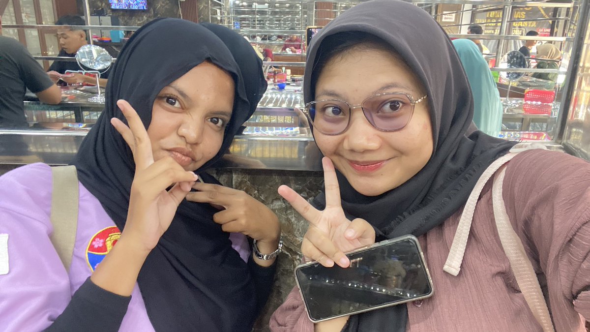 urguiltyplsure's tweet photo. lucukkk nemenin ak pas beli cincin💆🏻‍♀️💅🏻 https://t.co/isC9r0hP9L