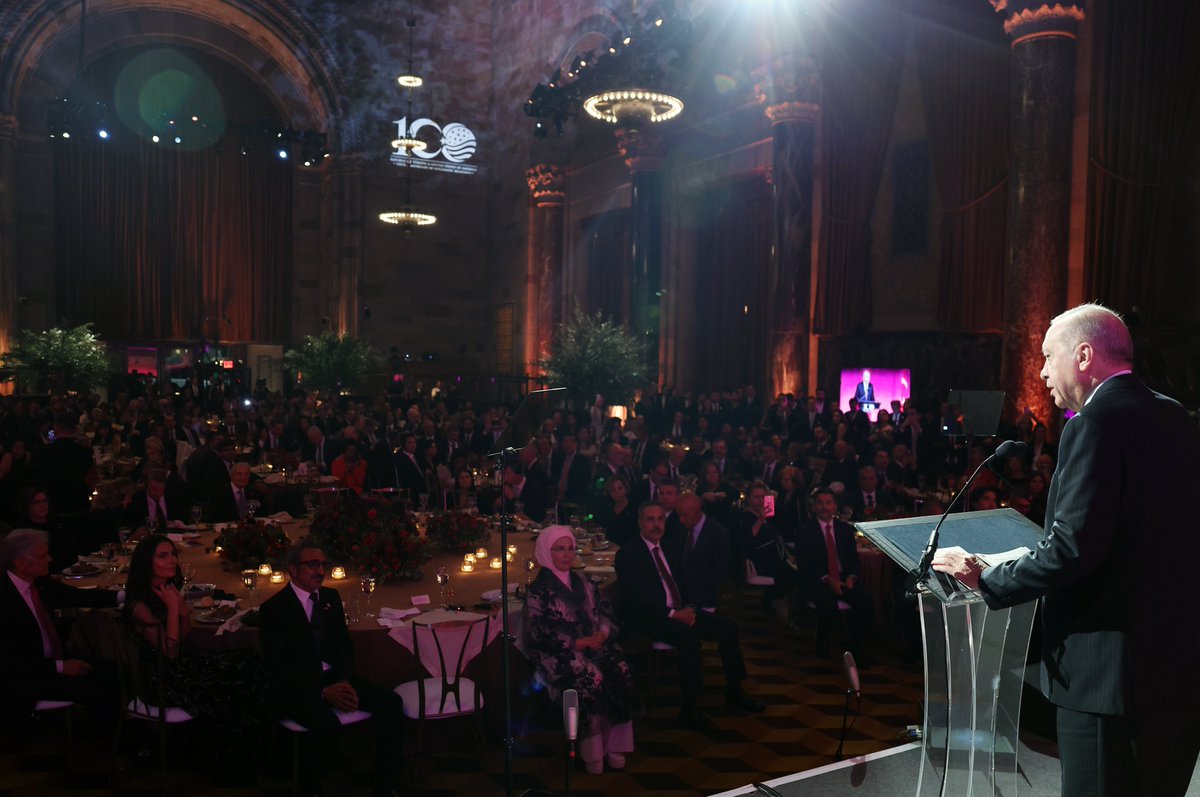 RTErdogan's tweet photo. “100 Yıllık Dostluk: Türkiye-Amerika Birleşik Devletleri” etkinliğinde Türk-Amerikan toplumunun kıymetli üyeleriyle, Türk ve Amerikan iş dünyasının değerli temsilcileriyle bir araya geldik. 🇹🇷🇺🇸  

Türkiye-Amerika iş birliğini çok daha ileriye taşımaya yönelik çabalarımıza bugün bir arada bulunduğumuz Kongreden, iş ve akademik çevrelerden, kültür-sanat dünyasından Amerikalı dostlarımızın katkılarını takdirle karşılıyoruz.

Amerika’da yaşayan vatandaşlarımızın bir yandan ülkemizle bağlarını korurken diğer yandan Amerika’nın toplumsal dokusuna güçlü biçimde entegre olmalarından memnuniyet duyuyoruz.

Değerli dostum Başkan Trump ile samimi ve istisnai diyaloğumuzun katkısıyla münasebetlerimizin her alanında önemli ilerlemeler kaydettik, kaydediyoruz.

Türkiye ile Amerika arasındaki güçlü bağların ve müttefiklik hukukunun diplomatik ilişkilerimizin ikinci yüzyılında daha da güçlenmesini temenni ediyorum.