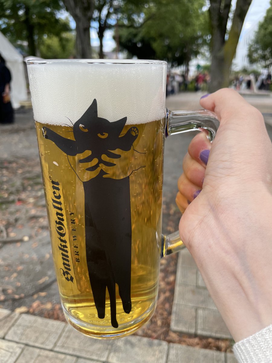 mominya's tweet photo. 長い猫ジョッキ目当てで厚木オクトーバーフェスト来た

今ならおかわりできるかな？ https://t.co/lJxg6bqlL3