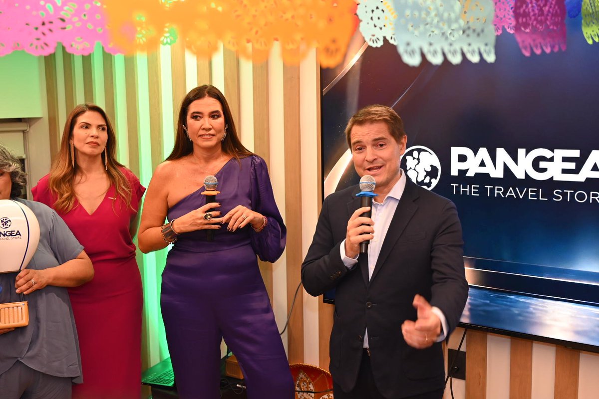 NexosTuristicos's tweet photo. PANGEA THE TRAVEL STORE CELEBRÓ SU PRIMER ANIVERSARIO DE OPERACIONES EN MÉXICO COMO UNA AGENCIA DE VIAJES A LA MEDIDA

Ante destacados invitados del medio turístico de México, PANGEA The Travel Store celebró su primer aniversario de operaciones en México en el que se anunció sus planes de expansión a nivel nacional y Latinoamérica, como lo informó Adriana Reyes, directora general de Pangea en México y David Hernández Pumarega, fundador y CEO de Pangea España, quienes encabezaron la celebración.

Desde PANGEA The Travel Store Polanco, los directivos de la empresa resaltaron ante selectos invitados del medio turístico el ADN de la empresa. Al respecto, David Hernández Pumarega, fundador y CEO de Pangea nos comentó: “En PANGEA nos importan primero las personas, nuestros viajeros, nuestros especialistas y las gentes que viven en nuestros destinos. Por eso, cuidamos hasta el último detalle que completa la experiencia en tu viaje. Viajamos constantemente a cada destino para conocer las últimas novedades y poder diseñar un viaje personalizado. Así, generamos valor añadido en cada paso incluyendo servicios especiales que enriquecen cada momento. Cuidamos con mimo el antes, el durante y el después porque sabemos que cada viaje es único y cada viajero diferente”.

Hernández Pumarega además compartió: “Traeremos de España a México cosas divertidas en cuestión de tecnología y producto que nos harán crecer de manera sólida en este lindo país; nuestra idea también es llevar a PANGEA a cada rincón de México”.

En su oportunidad, Adriana Reyes, directora general de Pangea en México, quien acompañada de su esposo Ángel Hernández y familia, compartió que después de un año de intenso trabajo y muchísimas satisfacciones, “estamos en esta gran celebración de aniversario. Ha sido un camino de muchísimo aprendizaje, ha sido un gran desafío, pero con muchas satisfacciones”.

Respeto a la proyección, ambos directivos resaltaron que México funge como plataforma clave para acelerar la expansión de la agencia hacia otros países de Latinoamérica de cara al año 2027.

Durante la velada, se entregaron reconocimientos (globos aerostáticos símbolo de la marca) a socios comerciales clave como la aerolínea Viva Aerobus, Iberia, Assist Card, EM Hotels y GMS. También recibió una distinción especial Rosa Galfione, conocida como “Simplemente Rose”.

Durante la celebración del Primer Aniversario de PANGEA The Travel Store en México, Assist Card fue reconocida por Adriana Reyes, directora general de Pangea en México y David Hernández Pumarega, fundador y CEO de Pangea, cómo importante aliado comercial y proveedor de asistencia al viajero en todos los productos de PANGEA.

El reconocimiento lo recibió Rosalba Herrera, Gerente Comercial de Assist Card México, quien asistió en representación de Carlos Bricka, Country Manager para México de Assist Card.

De igual forma, durante la celebración, la aerolínea Viva fue reconocida por los directivos de PANGEA, por ser una aerolínea aliada y promotora del turismo a nivel nacional e internacional. El reconocimiento lo recibió Walfred Castro, Director de Comunicación Corporativa y Relaciones Públicas de Viva.

La velada incluyó la presencia de representantes de República Dominicana, Atout France, la Oficina de Turismo de la Embajada de España en México, Jamaica, Las Rozas Village, Artes Red, Simplemente Rose, AutoRenta, entre otros. Entre notas de mariachi, el evento contó con diversas estaciones de alimentos emblemáticos de la República Mexicana, entre ellos de Oaxaca, Puebla, Yucatán, Sinaloa.

@PangeaES @PangeaTravel @assistcard @ASSISTCARDMX @VivaAerobus @_Walfred @atout_france