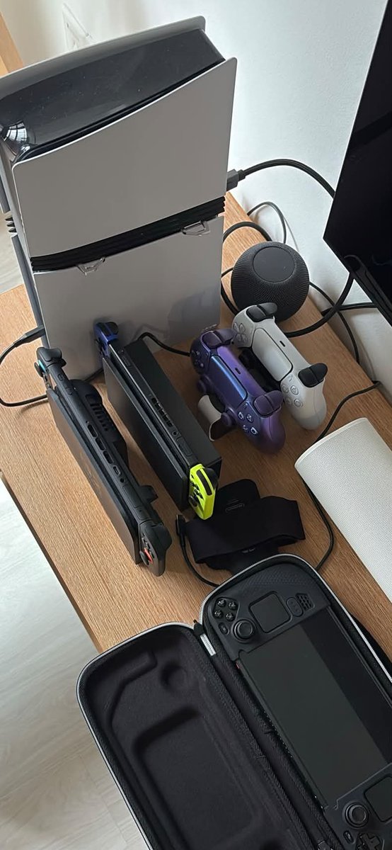 keluhkesahkonoh's tweet photo. Mimpi masa kecil akhirnya tercapai. PS5 ada, Switch ada, Steam Deck juga ada.

Cuma si anak kecil dalam diri ini nggak pernah tahu kalau jadi dewasa ternyata capek banget. 😭 https://t.co/YTekhxOmAg
