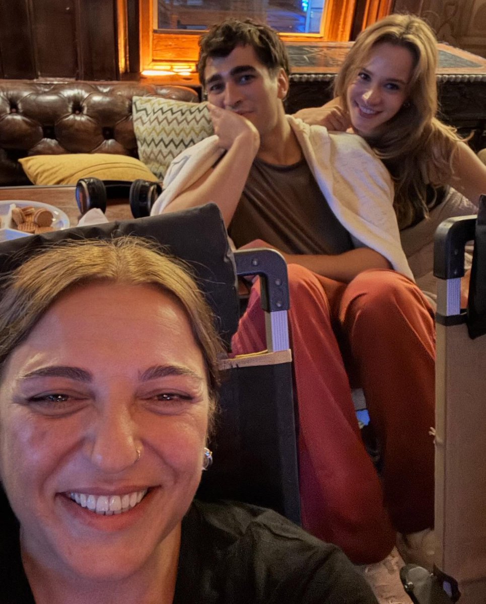 Delikanli_MRD's tweet photo. A cara de felicidade da Nes com a certeza da escolha do elenco perfeito.😁

A equipe toda satisfeita.😌

O Mert fechando os olhinhos pra ganhar o beijinho da Nesli.😍

A Miray linda, linda!♥️

Mert, vc é luz na vida de todos que cruzam com vc no caminho!✨️#MertRamazanDemir #BBO https://t.co/QEXj0VhlPb