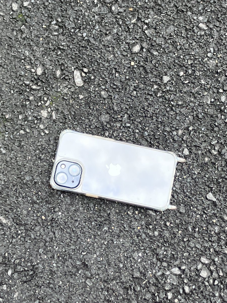 kuronekonyan628's tweet photo. ララアリ会場外の2階にスマホ忘れた方いらっしゃいませんか？？💦

それとは別でチケットの落とし物もありました💦
夜公演の2階スタンド215扉のチケットです。服装の詳細はALTに

それぞれ心当たりのある方は会場スタッフの方に預けましたので、スタッフさんまでお願いします🙇‍♀️
#拡散希望 
#いれいす https://t.co/i6mV1w4pR8